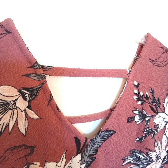 Spring Floral Knit Crepe V-Neckline Top - Picture 8 of 11